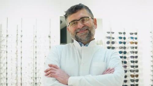 Retrato de un médico oftalmólogo sénior con gafas de óptica