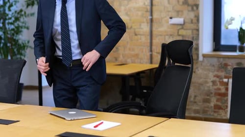 Echtzeit-Video Ein kaukasischer Mann arbeitet in einem modernen Büro an einem hellen Holztisch und sitzt auf seinem