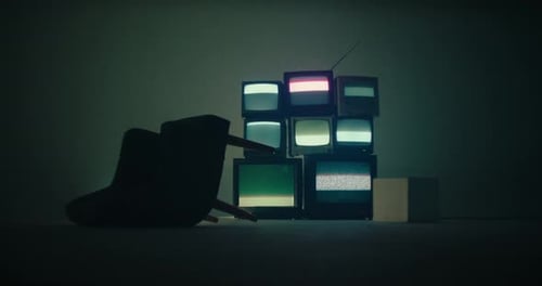Umklappbarer Stuhl in einem Medienraum, Studio mit altem CRT-Monitor, der ein glitzerndes Rauschsignal anzeigt