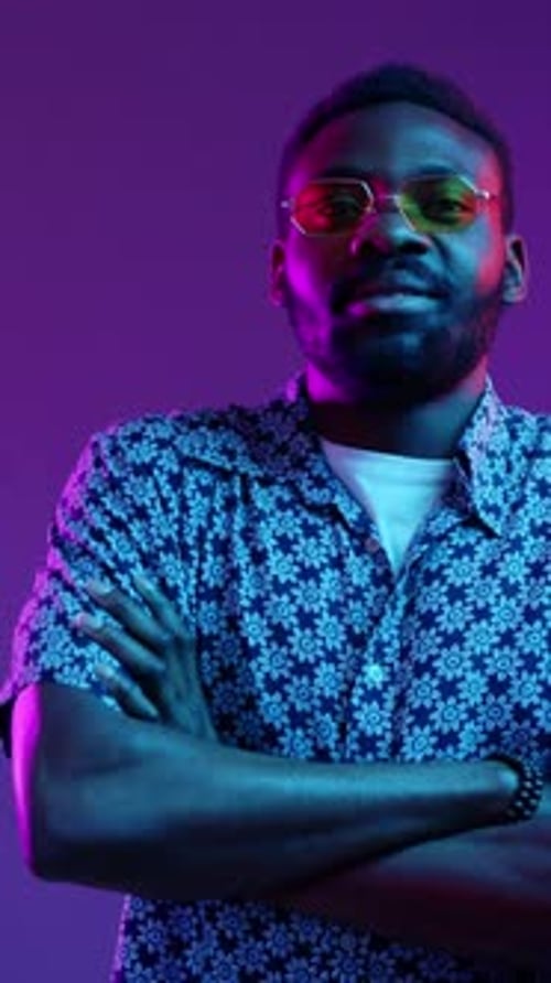 Un portrait élégant représentant un homme amélioré par des effets de lumière colorés et dramatiques