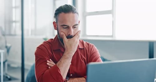 Denkender, müder Geschäftsmann, der am Computer arbeitet und sich vom Ingenieurjob gestresst fühlt