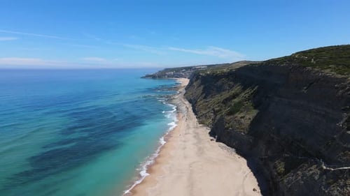 Luftaufnahme eines fantastischen einsamen Strandes, umgeben von kristallklarem Wasser und atemberaubenden Klippen. Movi