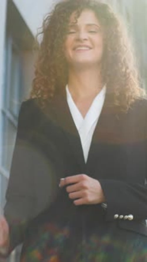 Femme d'affaires caucasienne souriante et prospère montrant le pouce vers le haut, heureuse, presque moderne, fille d'entreprise formelle