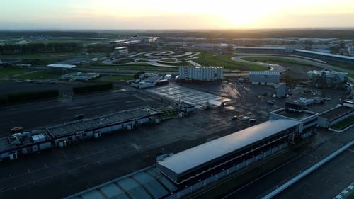 Vista aérea de ángulo alto del circuito de Fórmula 1 de alta velocidad de Silverstone y la infraestructura circundante