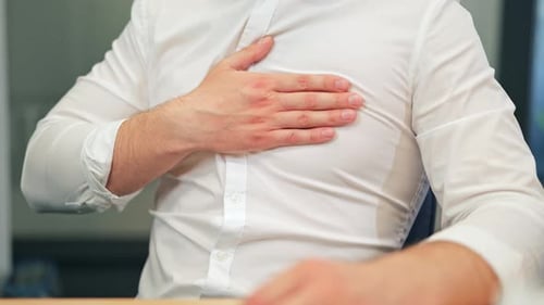 Personne souffrant de douleurs thoraciques accompagnées d'inconfort