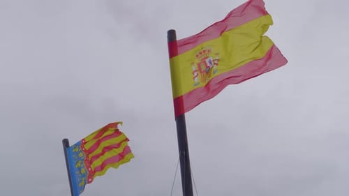 Eine Nahaufnahme der fliegenden Flaggen Spaniens und Kataloniens.