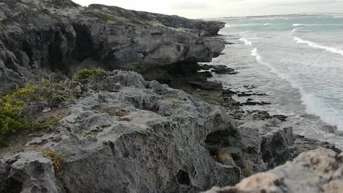 zerklüftete Felsen und felsige Klippen und Wellen