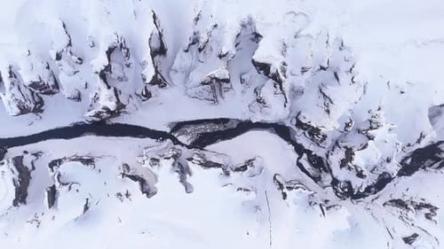 Luftaufnahme des schneebedeckten Flusses, Island.