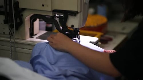 Nahaufnahme eines Arbeiters, der eine Nähfabrik benutzt; Fertigungsindustrie