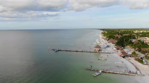 Vue aérienne : prise de distance, vue panoramique sur les bateaux-pompes et les gens sur le rivage d'Isla Holbox, au Mexique