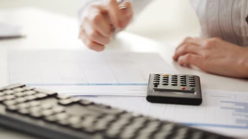 Contadora haciendo cálculos y tomando notas Contadora