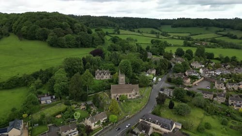 Vidéo aérienne au-dessus d'Uley, Royaume-Uni