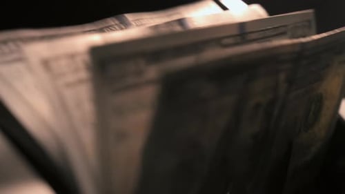 Vista de cerca de la máquina contadora de divisas La máquina contadora calcula billetes de 100 dólares estadounidenses