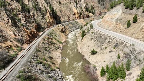 Luftbild des Colorado River, der durch eine Schlucht in Colorado fließt