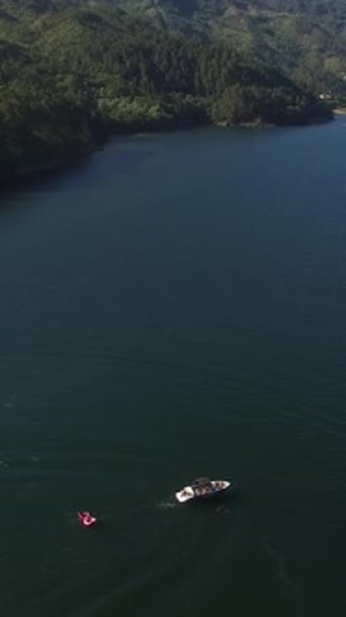 Vertikales Video von Menschen und Boot auf dem Fluss