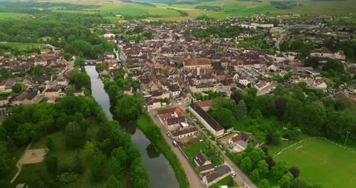 Chablis est une ville et une commune du département de l'Yonne, en région Franche-Comté, en Bourgogne.
