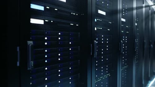 La caméra se déplace le long de baies de serveurs ultramodernes dans un centre de données en activité.