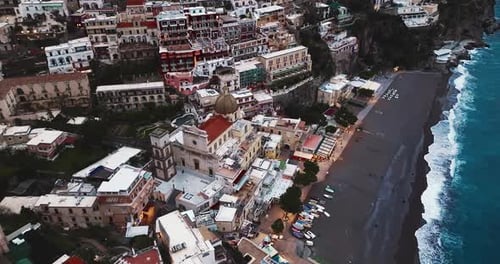 Vue aérienne de Positano Les célèbres maisons colorées la nuit avec une architecture lumineuse et étonnante sur le