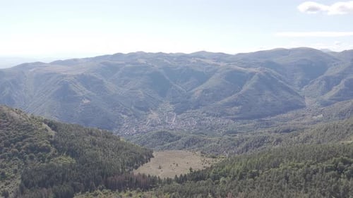 Vue aérienne de Vratsa nichée dans des montagnes luxuriantes
