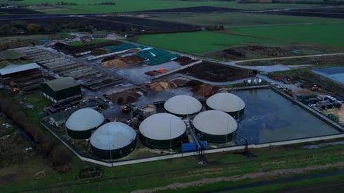 Perspectiva a gran altitud de un sitio regional de digestión anaeróbica, enfatizando la escala de productos orgánicos