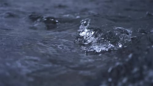 Zeitlupe des spritzenden Wassers im Dark River Stream