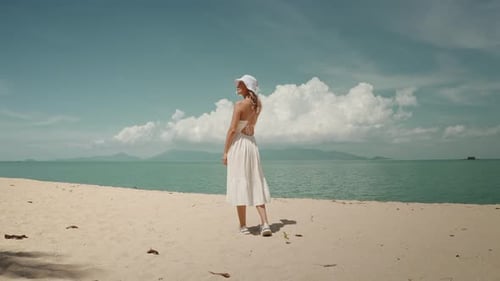 Touristenspaziergänge an einem tropischen Strand genießen die Sommerferien
