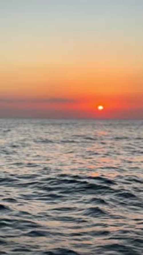 Eau, mer et ondulations à l'extérieur avec coucher de soleil, vacances d'été et détente