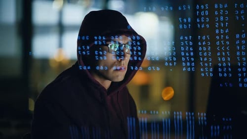 Nahaufnahme Hacker durchbrechen Website in Codezeilen Neon Projection Guy blickt zurück
