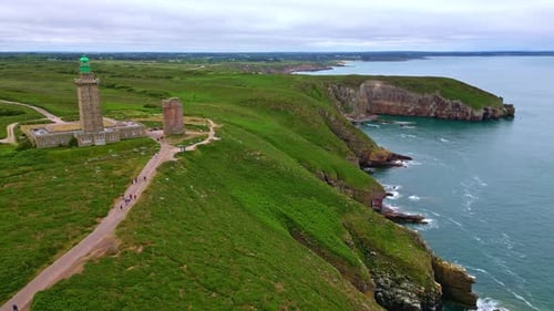Leuchtturm und Komplex auf der Halbinsel Cap Fréhel mit Blick auf die Klippen und die felsige Küste, Côtes-d'Armo