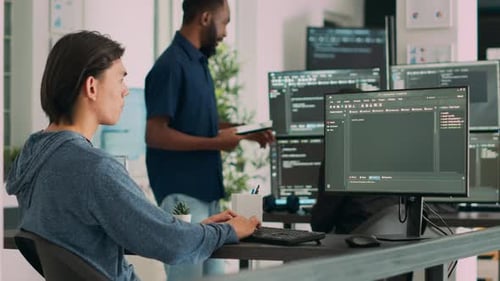 Softwareentwickler, der Lern-App-Code auf dem Computer eingibt