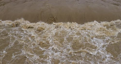 Imagen en cámara lenta de inundaciones de arroyos