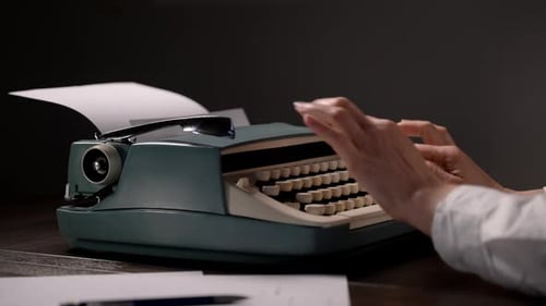 Nahaufnahme von Händen, die auf einer Vintage-Schreibmaschine tippen und Papier einlegen, die Rolle anpassen, Retro-Schreiben