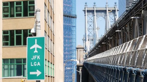 Ponte de Manhattan da cidade de Nova York, Brooklyn, Estados Unidos, Trilha pedestre, sinal do aeroporto dos EUA