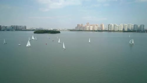 Suzhou, China, 10. Oktober 2018, Luftaufnahme von Segelyachten bei der Raceregatta on the Lake Cityscape