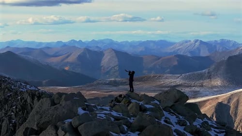 Musique de cor de bélier de Shofar soufflée depuis le sommet des montagnes Rocheuses, mur de tradition judéo-chrétienne