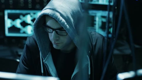 Un dangereux hacker cagoulé s'introduit dans les serveurs de données du gouvernement et infecte leur système avec un virus.