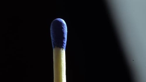 Aufnahme eines blauen Streichholzkopfes mit bewegtem Licht und Schatten
