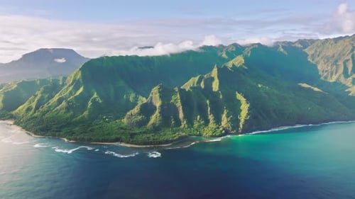 Kristallklares, ruhiges Wasser umspült den Haena Beach mit seinen hoch aufragenden majestätischen Bergen