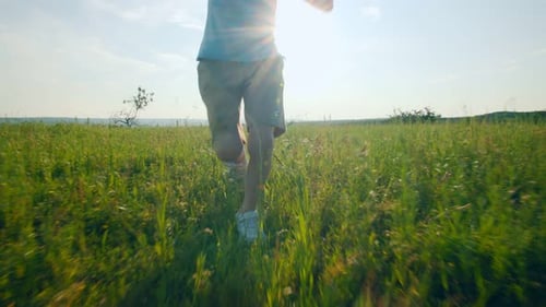 Criança correndo e pulando de alegria cheia de energia e felicidade