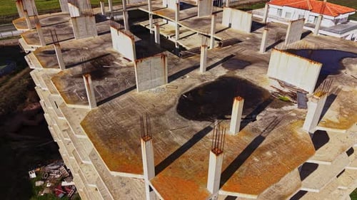 La vista aérea del sitio de construcción muestra un edificio inacabado con vigas oxidadas