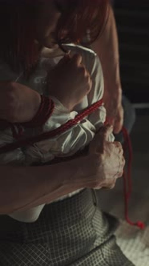 Session de Shibari en cours avec Red Rope