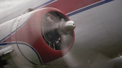 Der alte Propellerflugzeug-Sternmotor startet und zeigt leistungsstarke Chromdetails