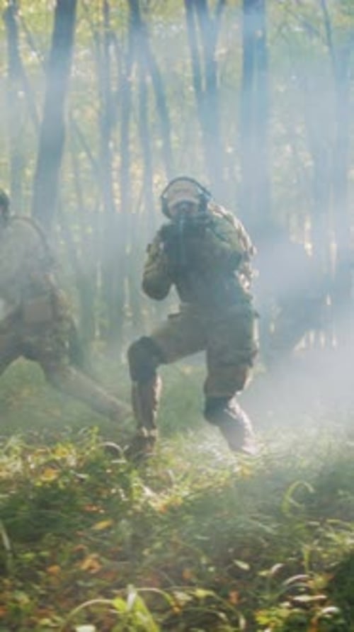 Tropas executam manobras florestais coordenadas. Unidade militar praticando manobras de flanco sob Dappled