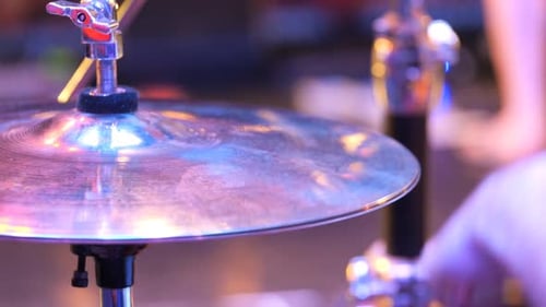 Tocación de instrumentos musicales: platillos, percusión, instrumento musical, primer plano
