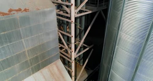 Vue aérienne du silo à grains. Ascenseur en métal dans la zone agricole.