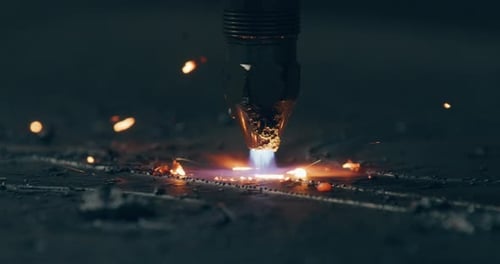 Plasmaschneiden von Metall, CNC-Stahltechnik, Schweißen, Funken, Metallindustrie