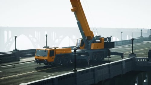 Gran grúa automática en el puente en construcción