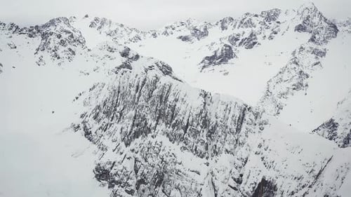 Sommets enneigés des Alpes autrichiennes. Vue aérienne. Vidéo Parallax.