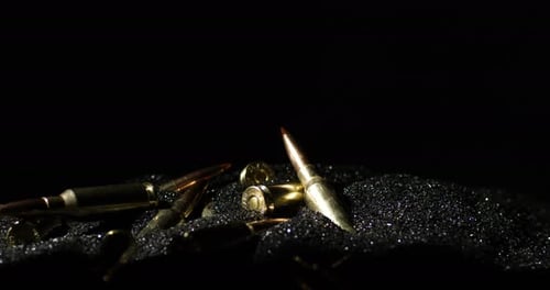 6-mm-ARC-Gewehrpatrone, die auf einen Haufen rauchfreien Pulvers gelegt wird. Nahaufnahme