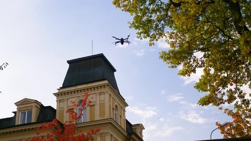 Kleine Drohne, die in der Luft fliegt und wunderschöne Aufnahmen einer Stadt aufnimmt